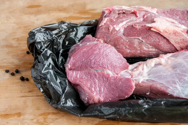 배경에 비닐봉지 가공하지 쇠고기 덩어리 — 스톡 사진