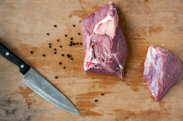 가공하지 쇠고기 조각과 보이는 — 스톡 사진