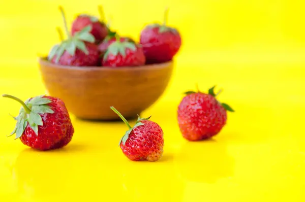 Fresas Una Taza Barro Sobre Fondo Amarillo — Foto de Stock