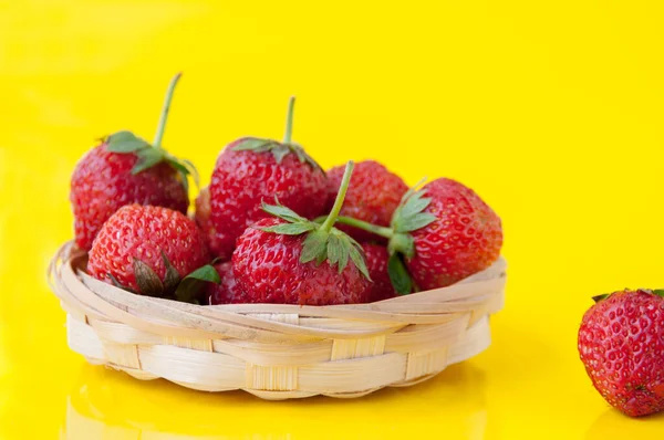 Fresas Canasta Mimbre Sobre Fondo Amarillo — Foto de Stock