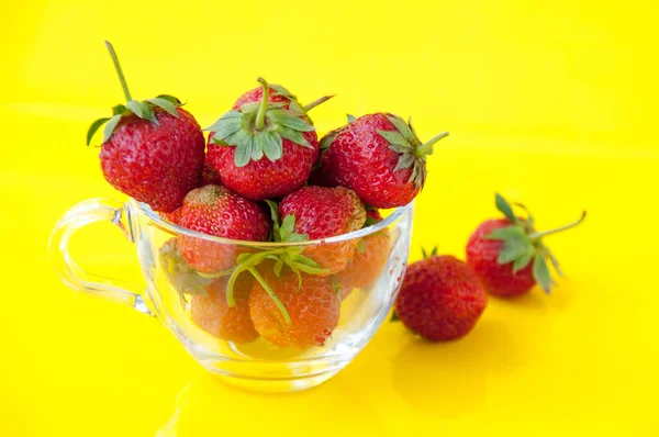 Fresas Una Taza Vidrio Sobre Fondo Amarillo — Foto de Stock