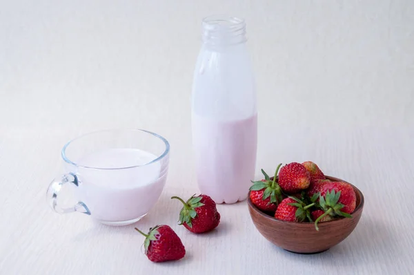 Czerwone Truskawki Glinianym Kubku Jogurt Butelce Szklanym Kubku Stole Śniadanie — Zdjęcie stockowe