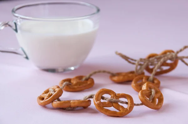 Transparent Mugg Med Mjölk Och Kringla Cookies Sträng Rosa Bakgrund — Stockfoto