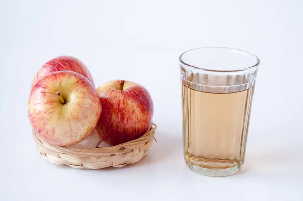 Drei Rote Äpfel Einem Weidenteller Ein Glas Apfelsaft Auf Weißem — Stockfoto