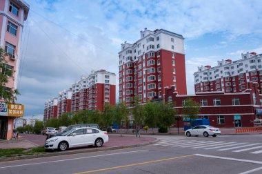 Çin, Heihe, Temmuz 2019: Yazın Çin 'in Heihe şehrinin sokakları