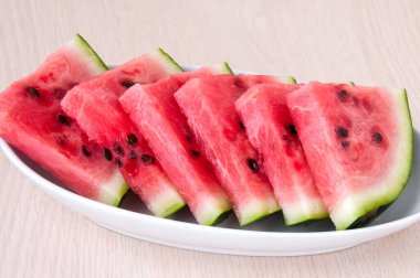 Masada olgun karpuz dilimleri var.