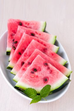 Masada olgun karpuz dilimleri var.