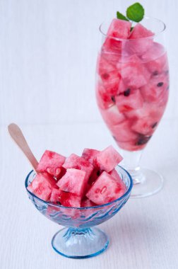 Kruvasan ve smoothie içinde karpuz tatlısı.