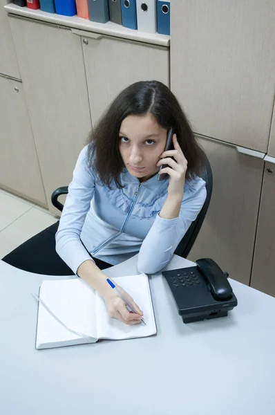 Офис Брюнетка Разговаривающая Клиентами Телефону — стоковое фото
