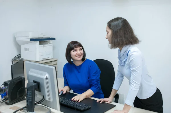 Офис Женщина Синем Платье Брюнетка Работающая Компьютером Вместе — стоковое фото