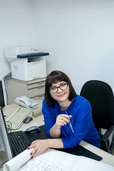 Офис Женщина Синем Платье Очки Работающие Рисунками Столом — стоковое фото