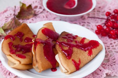 Viburnum böğürtleninden reçelli krep