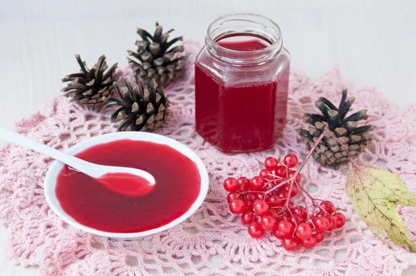 Viburnum ve köknar kozalaklarıyla reçel.