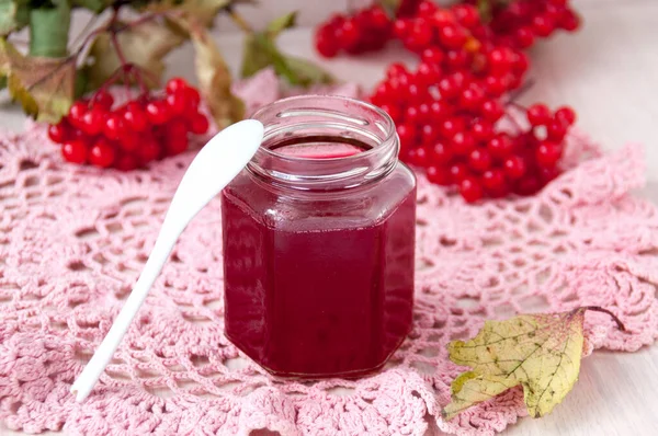 Reçel kavanozu ve masada viburnum böğürtlen