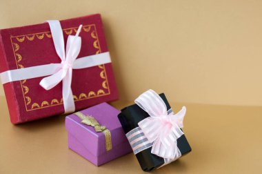 Altın arkaplanlı üç kutu hediye.