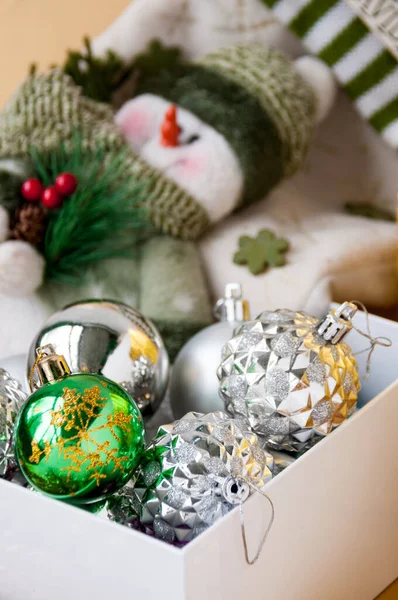 Boules Noël Dans Une Boîte Bonhomme Neige Jouet — Photo