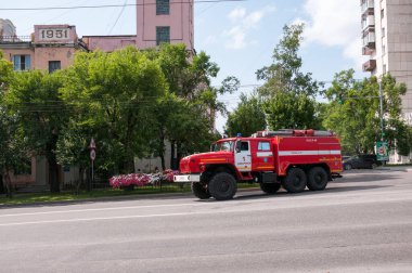 Rusya, Khabarovsk, 14 Temmuz 2020: Khabarovsk şehrinin merkez caddesinde itfaiye aracı