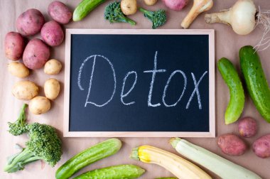 Sebze hasadının sonbaharı civarında tahtaya tebeşirle 