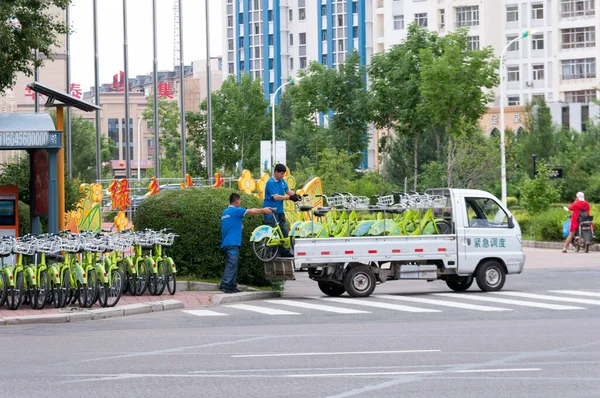 Китай Хэйхэ Июль 2019 Летом Мужчины Грузят Велосипеды Грузовик Городе — стоковое фото