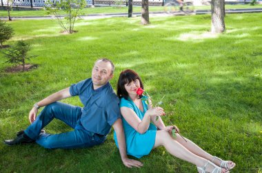 Çift parkta dinleniyor.