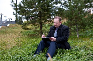 İnsan doğadaki tabağa bakar.