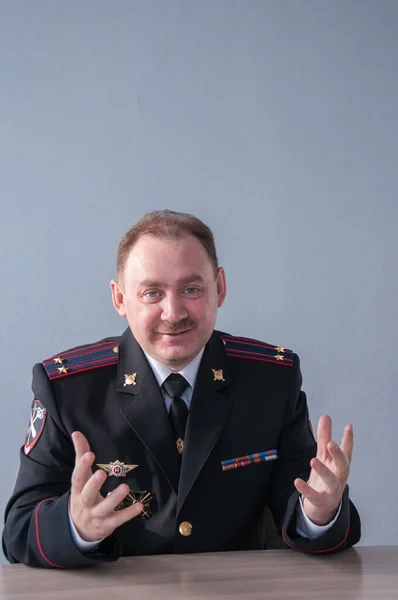 Ein Mann Polizeiuniform Zeigt Daumen Hoch — Stockfoto