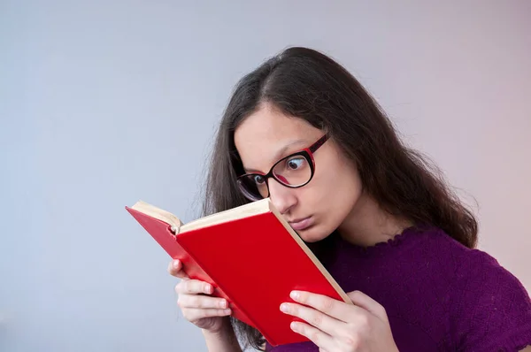 Beautiful Girl Reading Book Interest — Stock Photo, Image