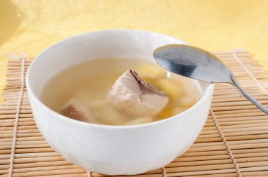 Kaşık tabakta balık çorbası var.