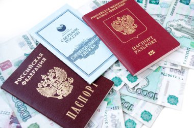 Tasarruf defteri ve Rus parasıyla pasaport.