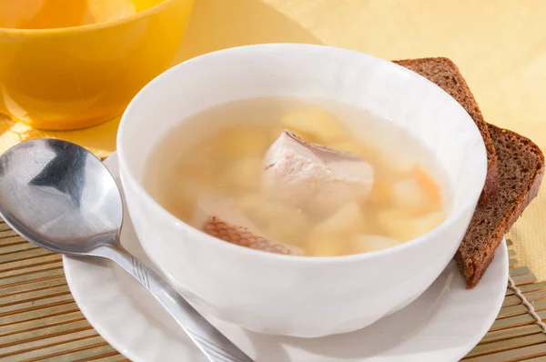 Lunch Vissoep Met Zwart Brood Een Wit Bord — Stockfoto