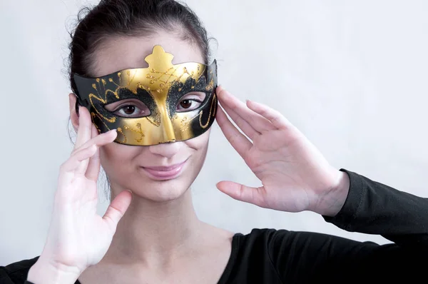 Mädchen Brünett Einer Theatralischen Maske Hält Seine Hände Hinter Seinem — Stockfoto