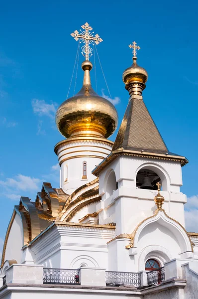 Khabarovsk, Rusya, 31 Temmuz 2020: Sarov Tapınağı 'ndan Seraphim yazın Khabarovsk' un kuzey parkında mavi gökyüzüne karşı