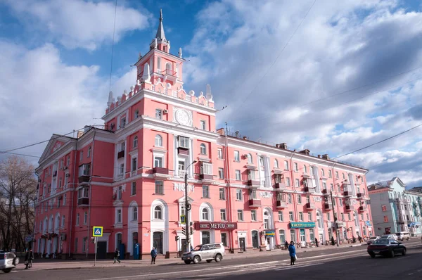 Rusko Komsomolsk Amur Dubna Růžová Budova Věží — Stock fotografie