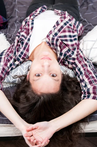 Портрет Дівчини Підлітка Лежить Ліжку Відпочиває Вдома — стокове фото