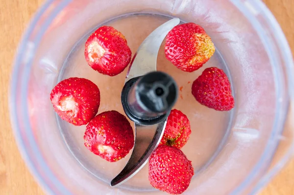 Erdbeeren Sind Einem Mixer Draufsicht — Stockfoto