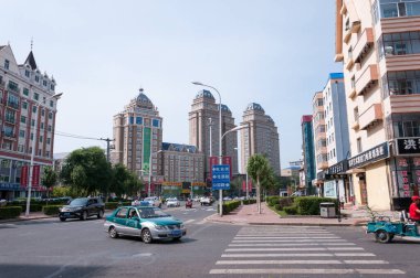 Çin, Heihe, Temmuz 2019: Yazın Heihe şehrinde sokaklar