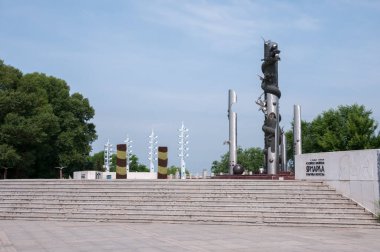 Çin, Heihe, Temmuz 2019: Yazın Heihe şehrinin rıhtımında Çin ejderhası heykeli