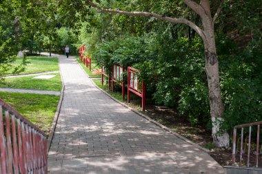 Çin, Heihe, Temmuz 2019: Heihe şehrinde yaz aylarında toprak seti üzerinde parkta yürüyüş yolu