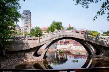 Çin, Heihe, Temmuz 2019: Heihe şehrinde yaz aylarında parktaki setin üzerindeki dekoratif köprü