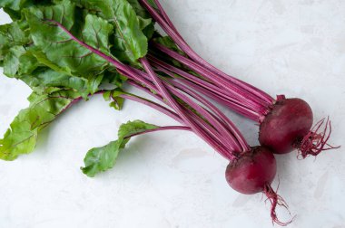 Sebzeli natürmort. Masanın üstünde iki pancar.