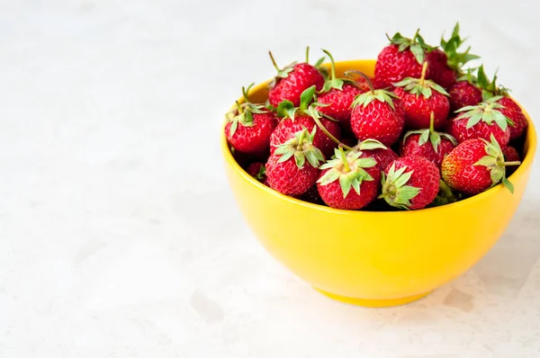 Placa Amarilla Con Fresas Sobre Mesa Espacio Para Texto — Foto de Stock