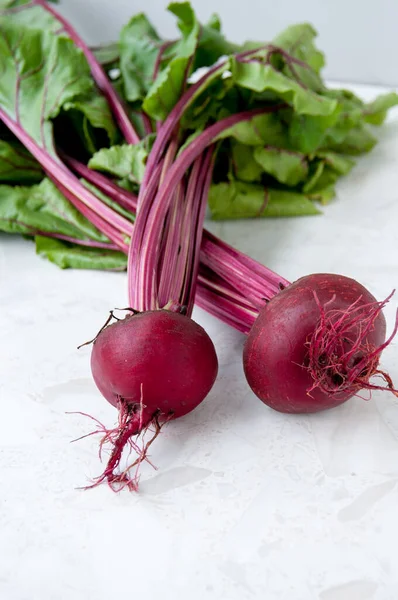 Gemüsestillleben Zwei Rüben Mit Platten Auf Dem Tisch — Stockfoto
