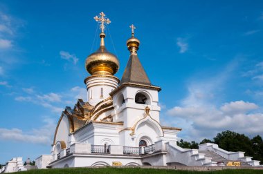 Khabarovsk, Rusya, 31 Temmuz 2020: Sarov Tapınağı 'ndan Seraphim yazın Khabarovsk' un kuzey parkında mavi gökyüzüne karşı