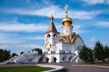 Khabarovsk, Rusya, 31 Temmuz 2020: Sarov Tapınağı 'ndan Seraphim yazın Khabarovsk' un kuzey parkında mavi gökyüzüne karşı