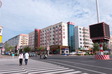 Çin, Heihe, Temmuz 2019: Yazın Heihe şehrinin caddelerinde yaya geçitleri olan yol.