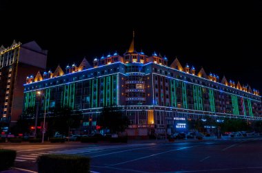 Çin, Heihe, Temmuz 2019: Yazın Çin 'in Heihe şehrinin gece caddeleri