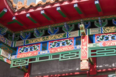 Çin, Heihe, Temmuz 2019: Yazın Heihe 'de bir caddede Çin tarzı bir restoranın güzel tasarımının bir parçası.