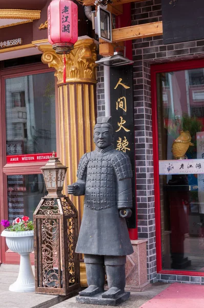 中国黑河 2019年7月 夏季在中国黑河市的咖啡馆战士雕像入口附近 — 图库照片