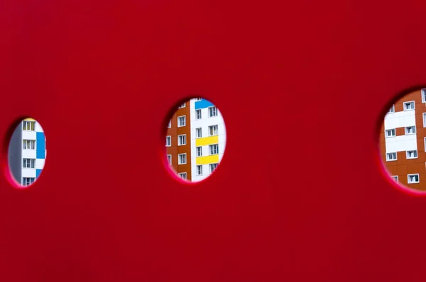 Окна Дома Круглых Отверстиях Красный Фон — стоковое фото