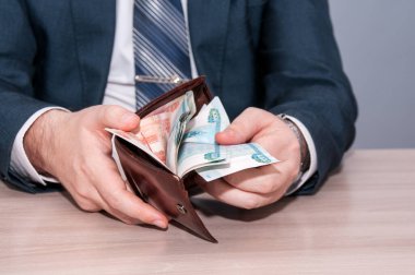 İş adamı çantasından bin ruble çıkardı.